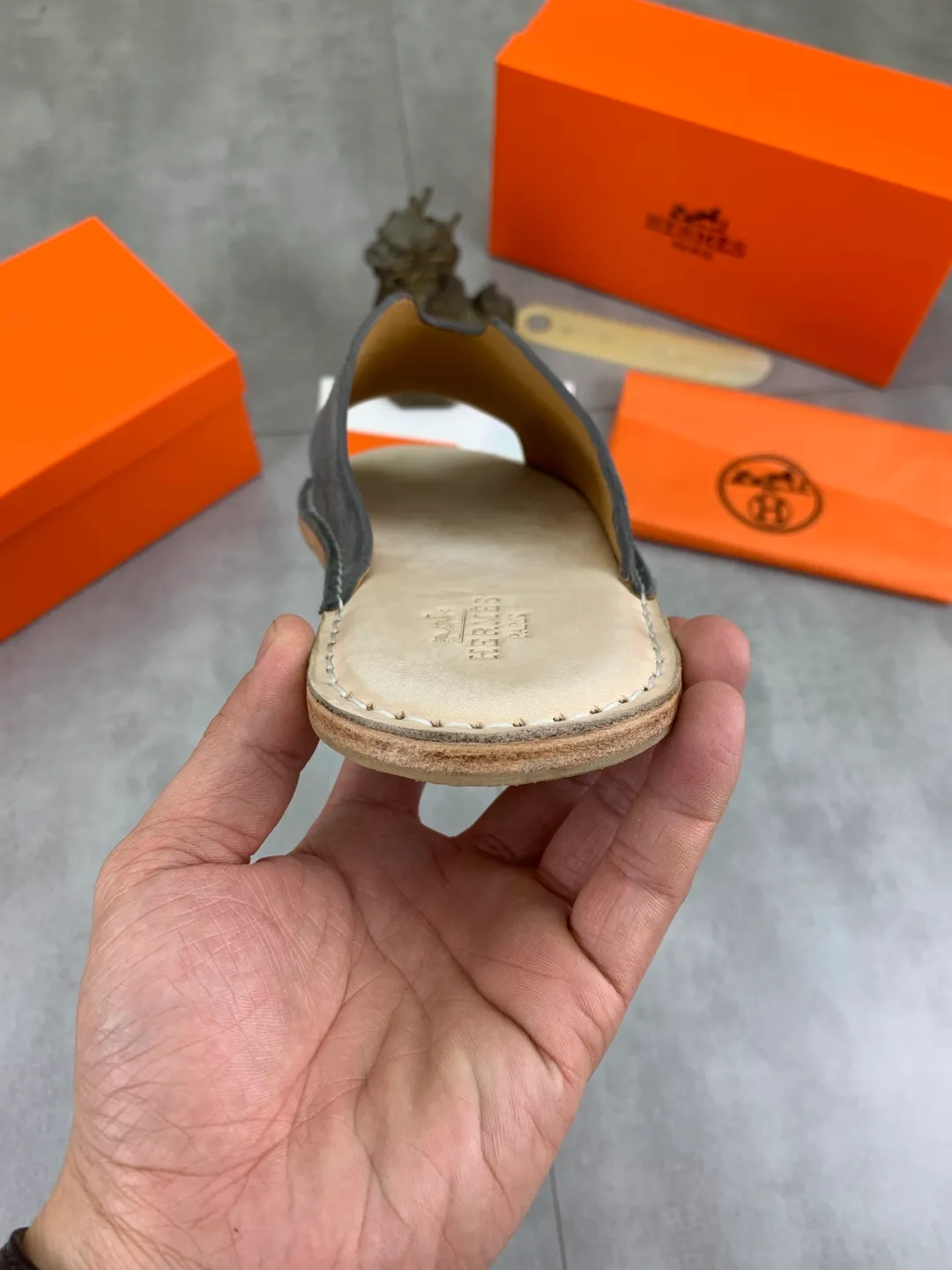 Men's men's shoes 💰P360 new model (genuine leather outsole series) new colors are coming simultaneously on the official website [HERMES] Hermès series: original development, original anatomy display, exclusive outsole [Material] Sole: original genuine leather sole with cow essence film 🌸. Fabric Original calfskin Lining: Imported cowhide, delicate and soft Code number: 38-44